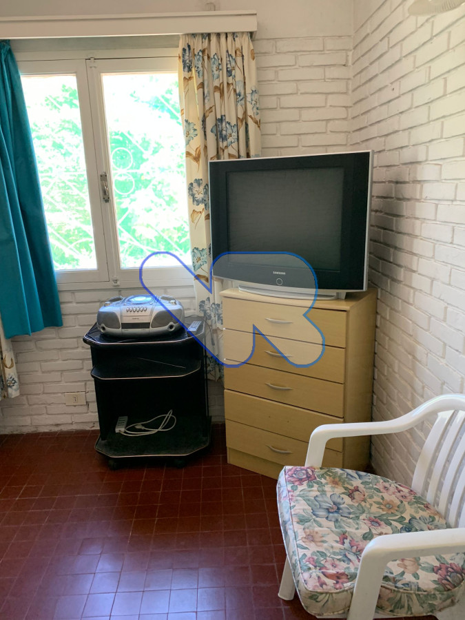 Casa ID.24 - Venta Casa 4 dormitorios, 3 baños,  jardín  con  piscina, barbacoa y dependencia  de servicio, Oportunidad!