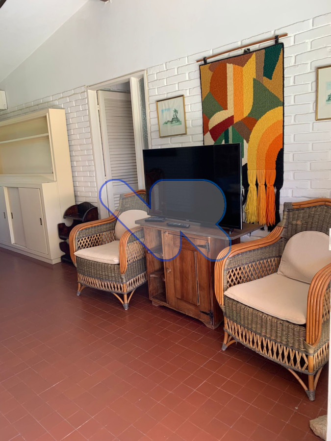 Casa ID.24 - Venta Casa 4 dormitorios, 3 baños,  jardín  con  piscina, barbacoa y dependencia  de servicio, Oportunidad!