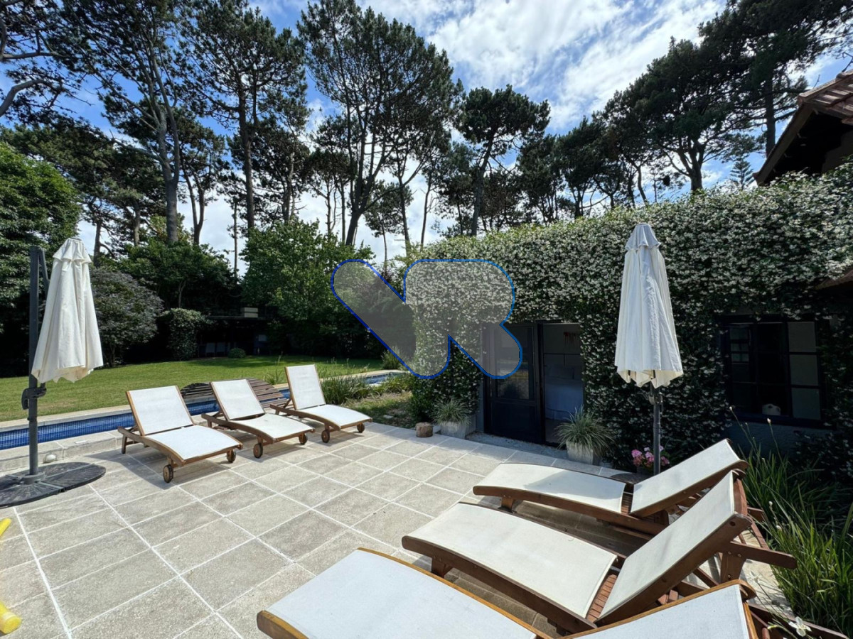 Casa ID.282 - Gran Casa a la venta y alquiler Anual - en Lugano con 4 Dormitorios, Doble Garaje y Piscina climatizada