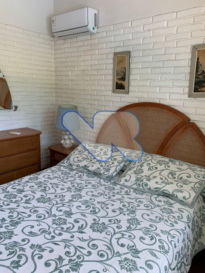 Casa ID.24 - Venta Casa 4 dormitorios, 3 baños,  jardín  con  piscina, barbacoa y dependencia  de servicio, Oportunidad!