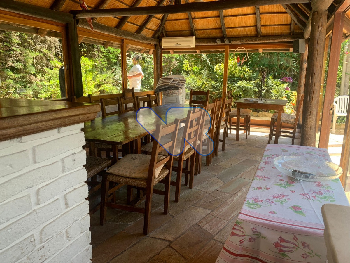 Casa ID.24 - Venta Casa 4 dormitorios, 3 baños,  jardín  con  piscina, barbacoa y dependencia  de servicio, Oportunidad!