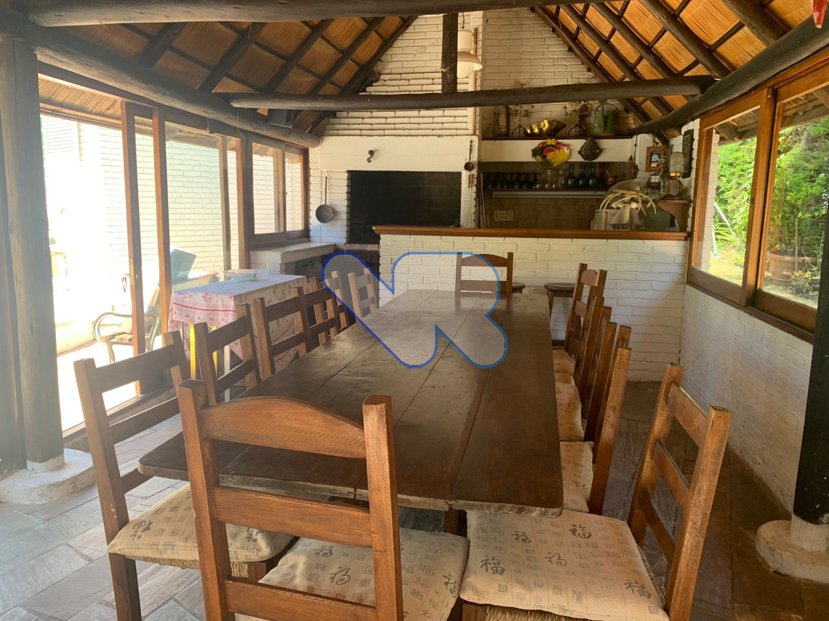 Casa ID.24 - Venta Casa 4 dormitorios, 3 baños,  jardín  con  piscina, barbacoa y dependencia  de servicio, Oportunidad!