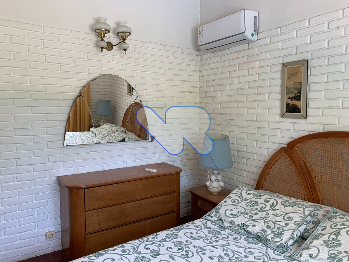 Casa ID.24 - Venta Casa 4 dormitorios, 3 baños,  jardín  con  piscina, barbacoa y dependencia  de servicio, Oportunidad!