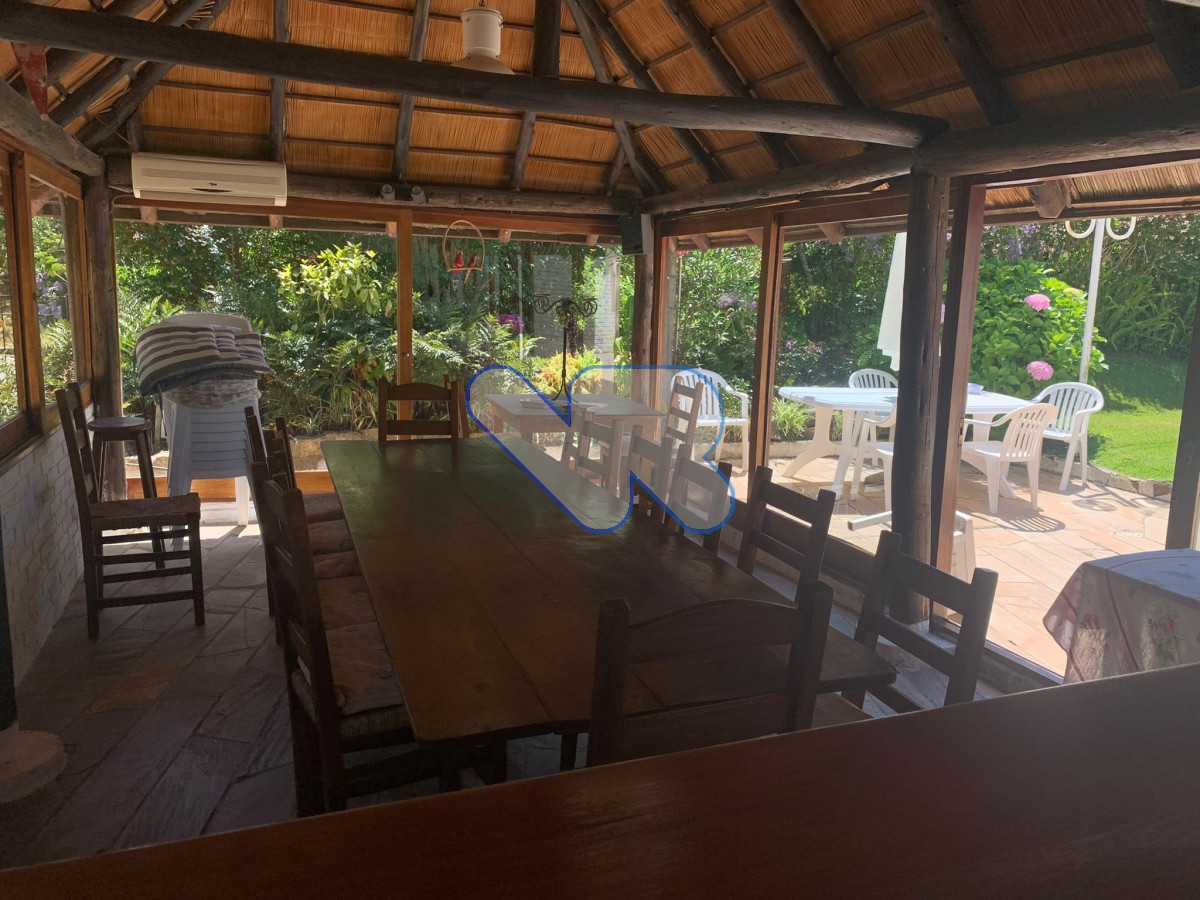 Casa ID.24 - Venta Casa 4 dormitorios, 3 baños,  jardín  con  piscina, barbacoa y dependencia  de servicio, Oportunidad!