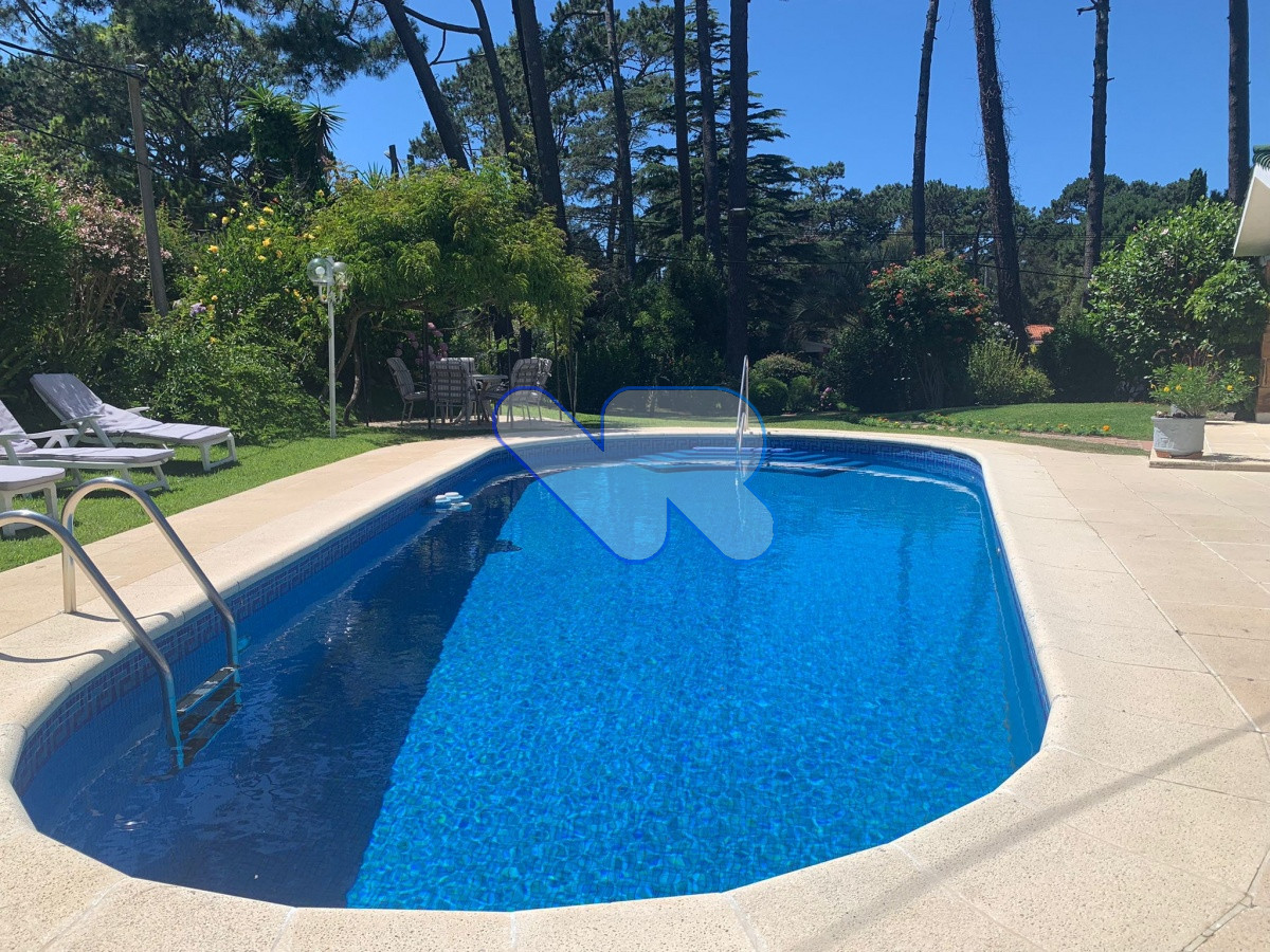 Casa ID.24 - Venta Casa 4 dormitorios, 3 baños,  jardín  con  piscina, barbacoa y dependencia  de servicio, Oportunidad!