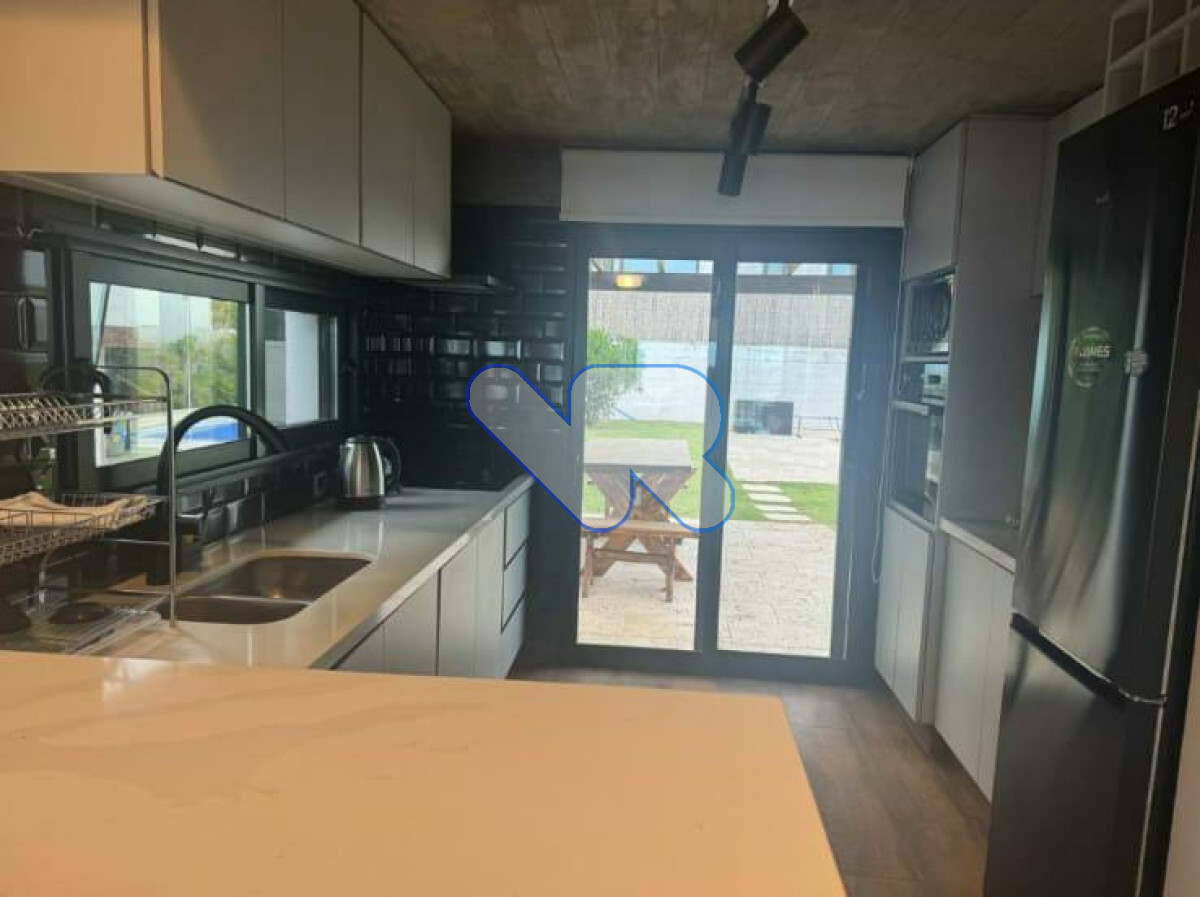 Casa ID.223 - Venta Casa 5D La Barra frente al mar con Piscina Climatizada 