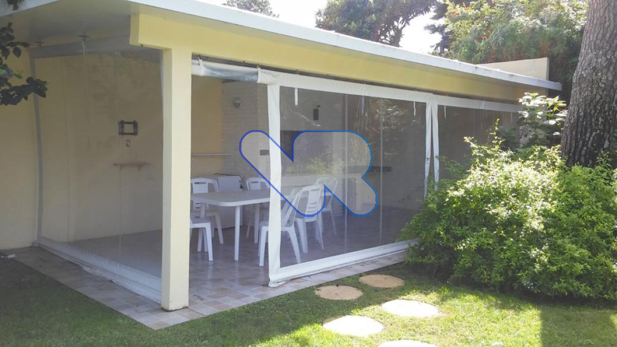 Casa ID.55 - Vendo-Alquilo temporal y anual espectacular residencia  4 dorm , totalmente reciclada,  piscina climatizada, pàrrillero, alto nivel 