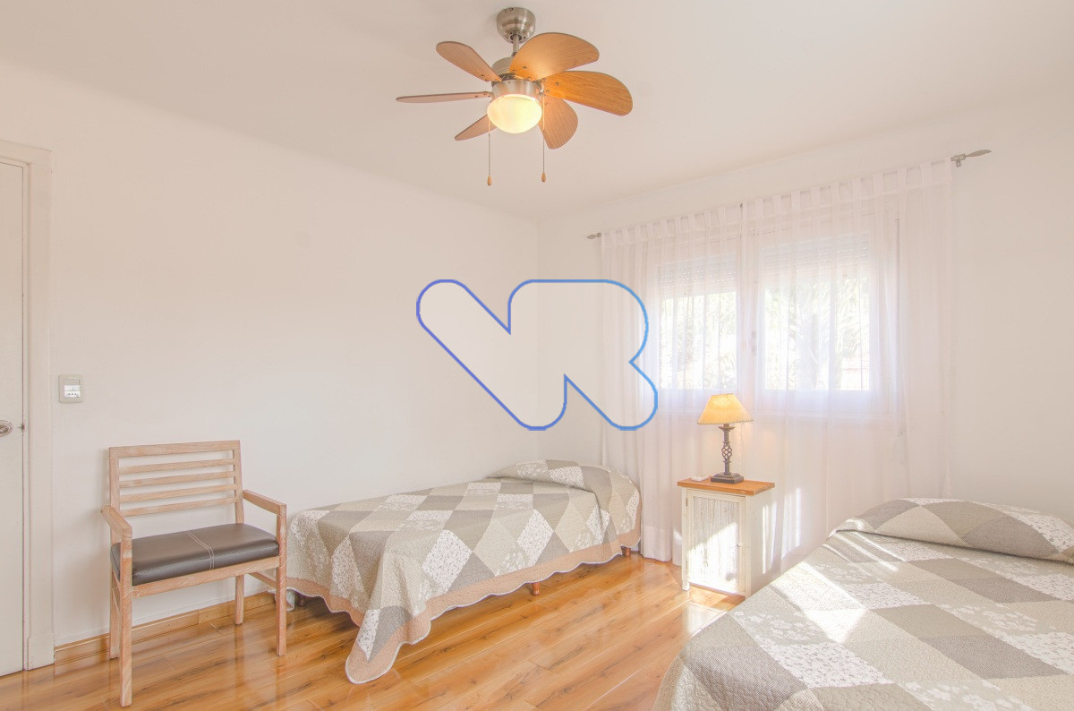 Casa ID.221 - Venta y Alquiler Anual Casa 6D y dep de serv con Piscina climatizada y Barbacoa Península  