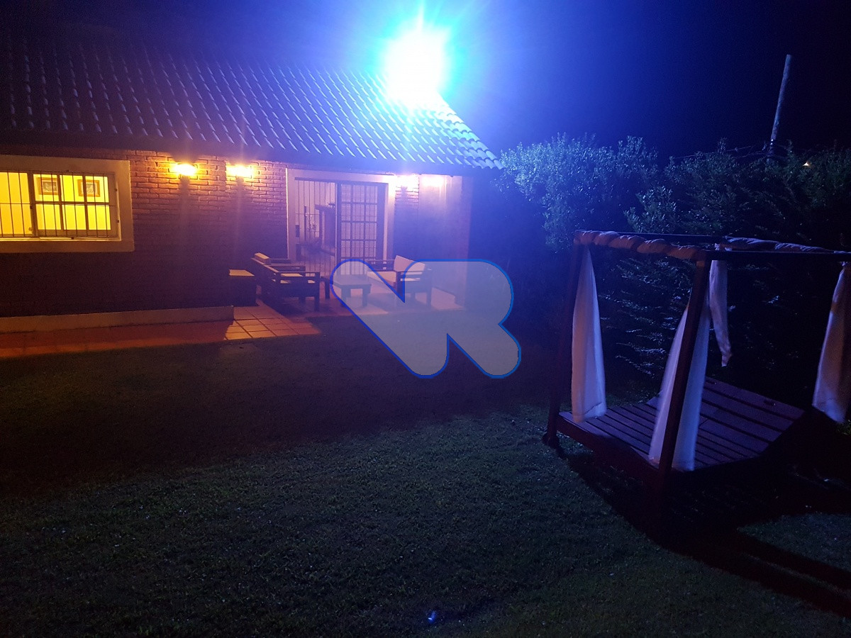 Casa ID.83 - Vendo Alquilo excelente CASA 3 dorm más servicio. piscina y barbacoa
