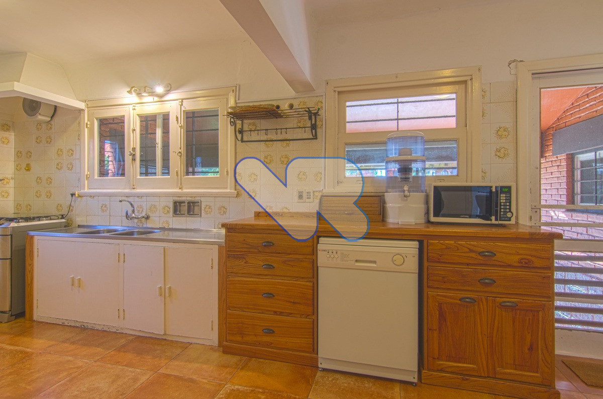 Casa ID.221 - Venta y Alquiler Anual Casa 6D y dep de serv con Piscina climatizada y Barbacoa Península  