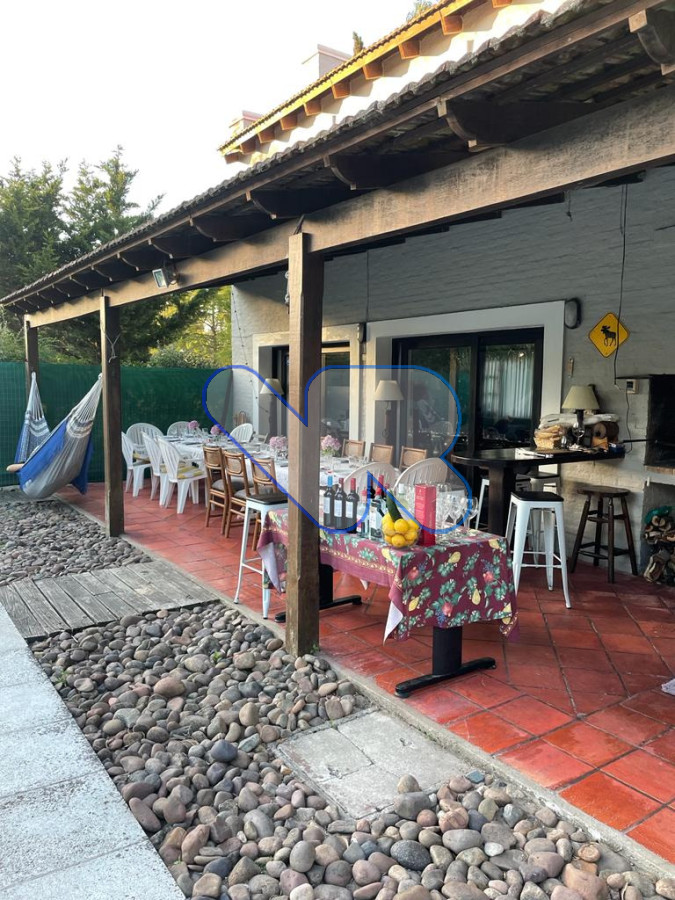 Casa ID.245 - Venta y Alquiler Anual Casa 4D Lugano con Piscina 
