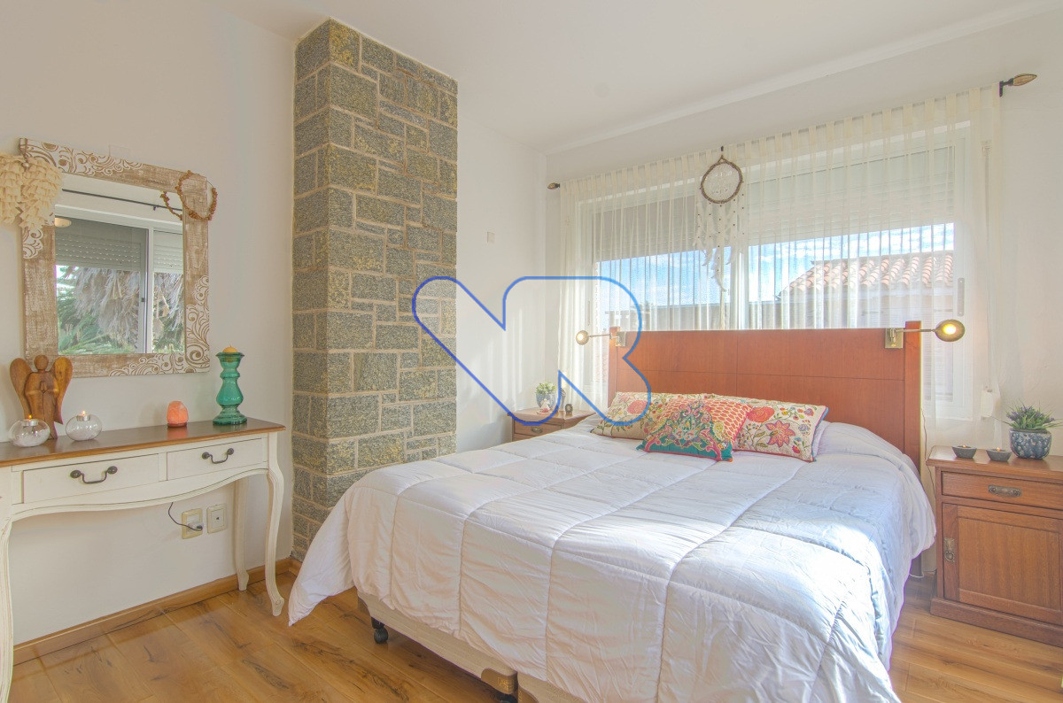 Casa ID.221 - Venta y Alquiler Anual Casa 6D y dep de serv con Piscina climatizada y Barbacoa Península  
