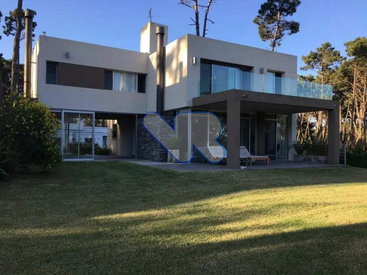 Casa ID.227 - Alquiler de Temporada Casa 4 suites más dep de serv en barrio Privado Brava 