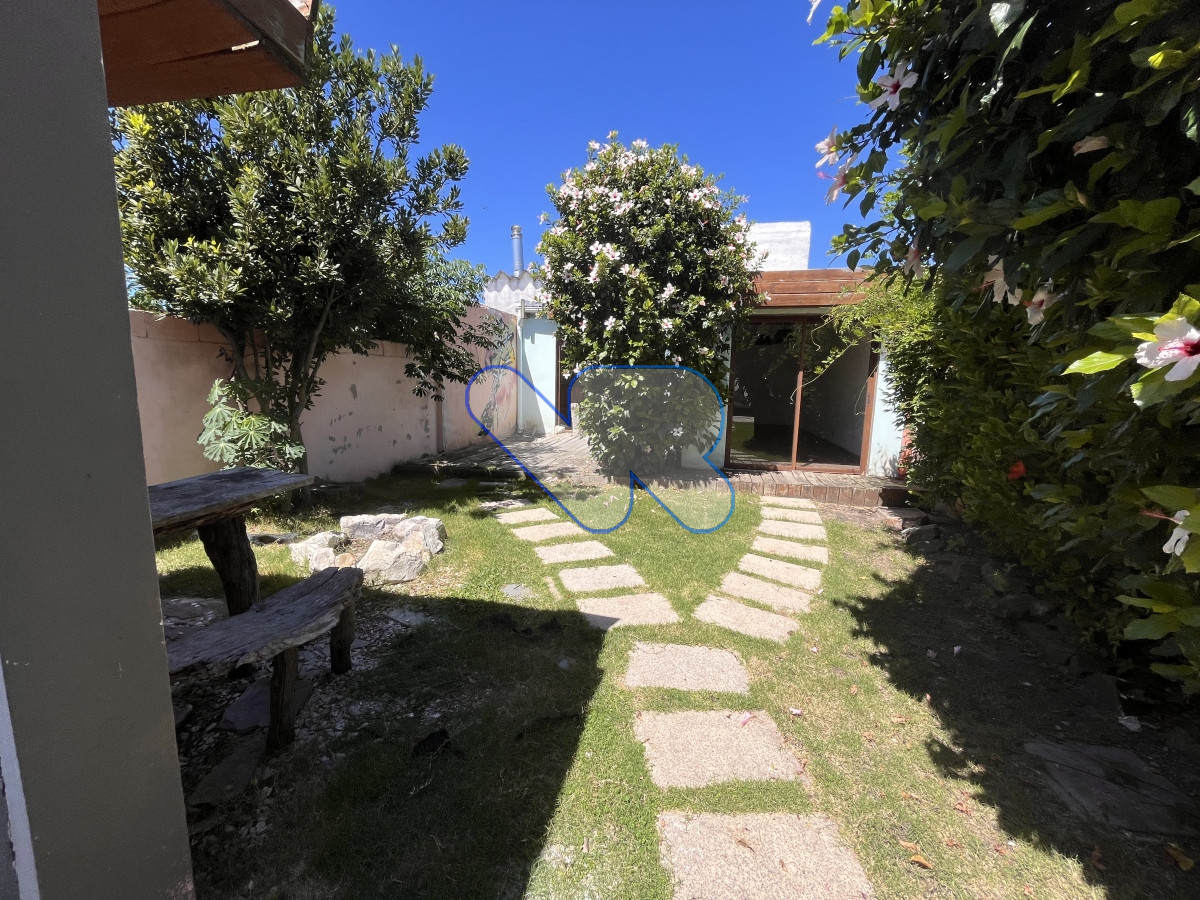 Casa ID.136 - Oportunidad VENDO y ALQUILER ANUAL Casa para Vivienda o Local Comercial  Excelente Ubicación en Maldonado