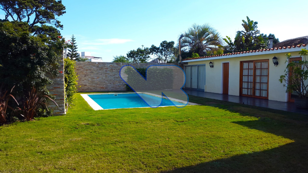 Casa ID.219 - Venta y Alquiler Anual Casa 4D y dep de serv con Piscina Mansa  
