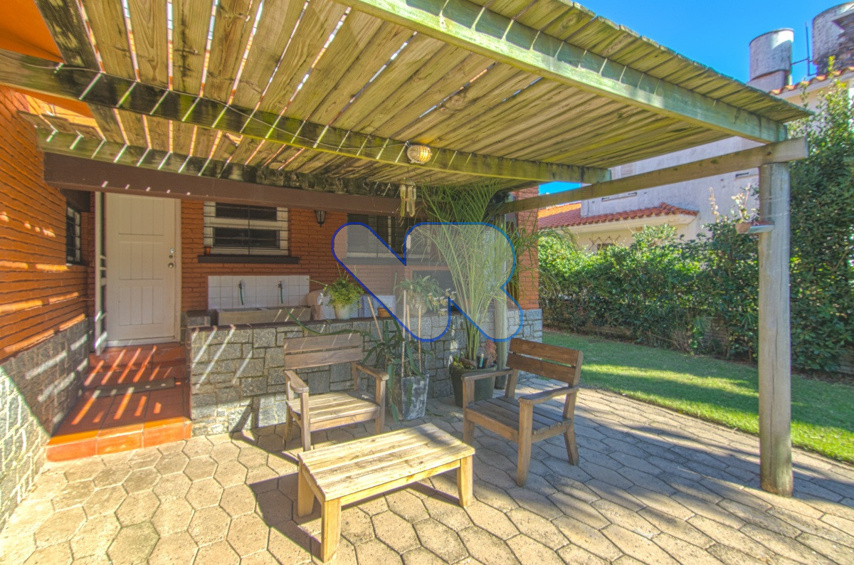 Casa ID.221 - Venta y Alquiler Anual Casa 6D y dep de serv con Piscina climatizada y Barbacoa Península  