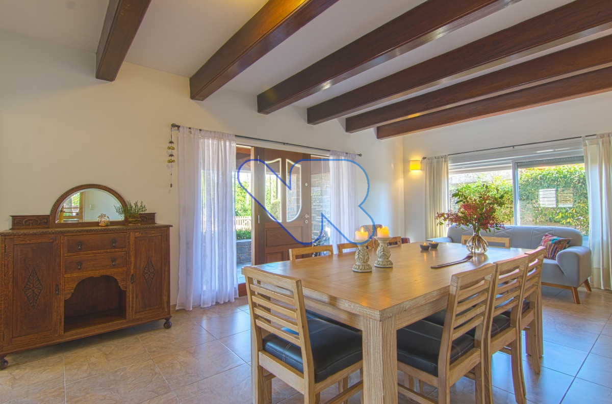 Casa ID.221 - Venta y Alquiler Anual Casa 6D y dep de serv con Piscina climatizada y Barbacoa Península  