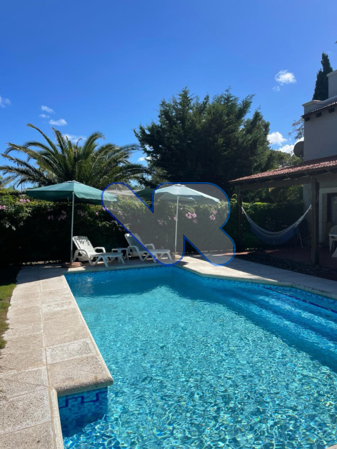 Casa ID.245 - Venta y Alquiler Anual Casa 4D Lugano con Piscina 