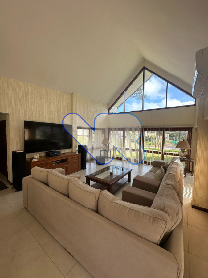 Casa ID.236 - Venta y Alquiler de Temporada Casa 5D Lugano con Piscina climatizada 