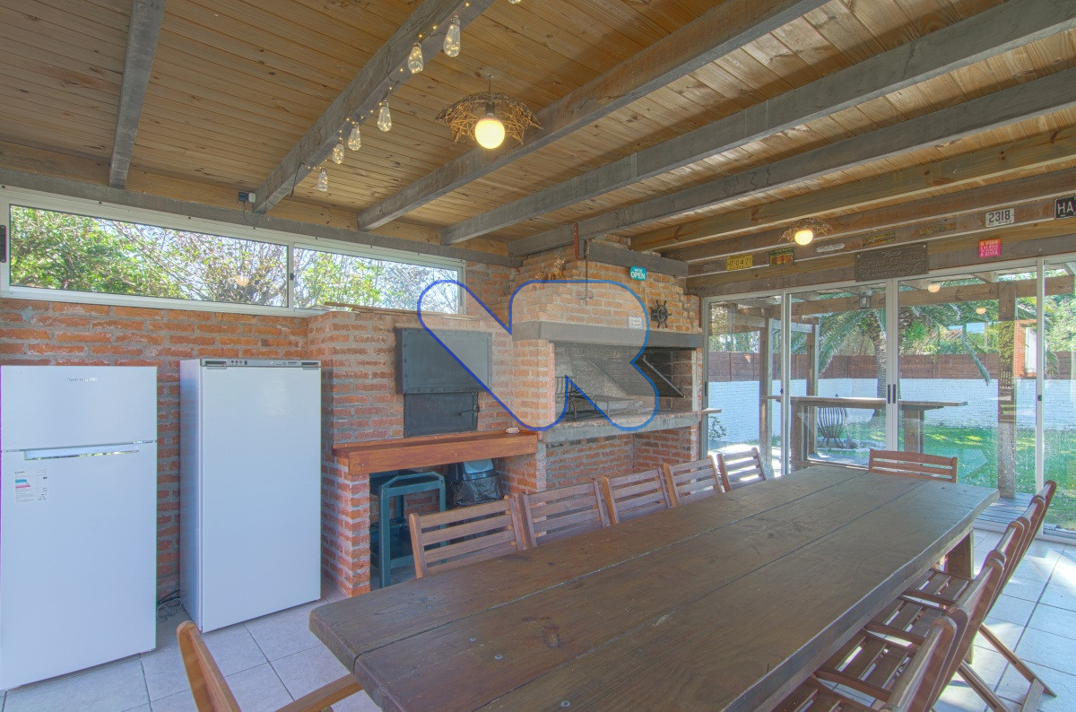 Casa ID.221 - Venta y Alquiler Anual Casa 6D y dep de serv con Piscina climatizada y Barbacoa Península  