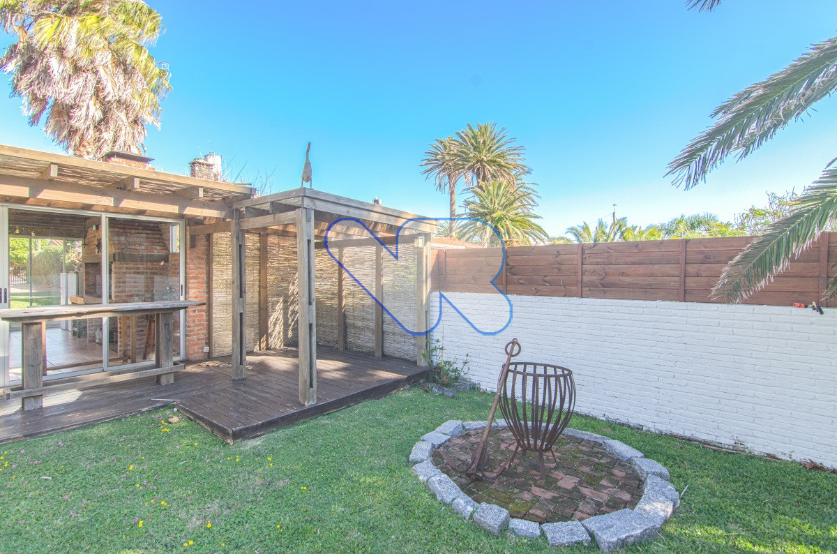 Casa ID.221 - Venta y Alquiler Anual Casa 6D y dep de serv con Piscina climatizada y Barbacoa Península  
