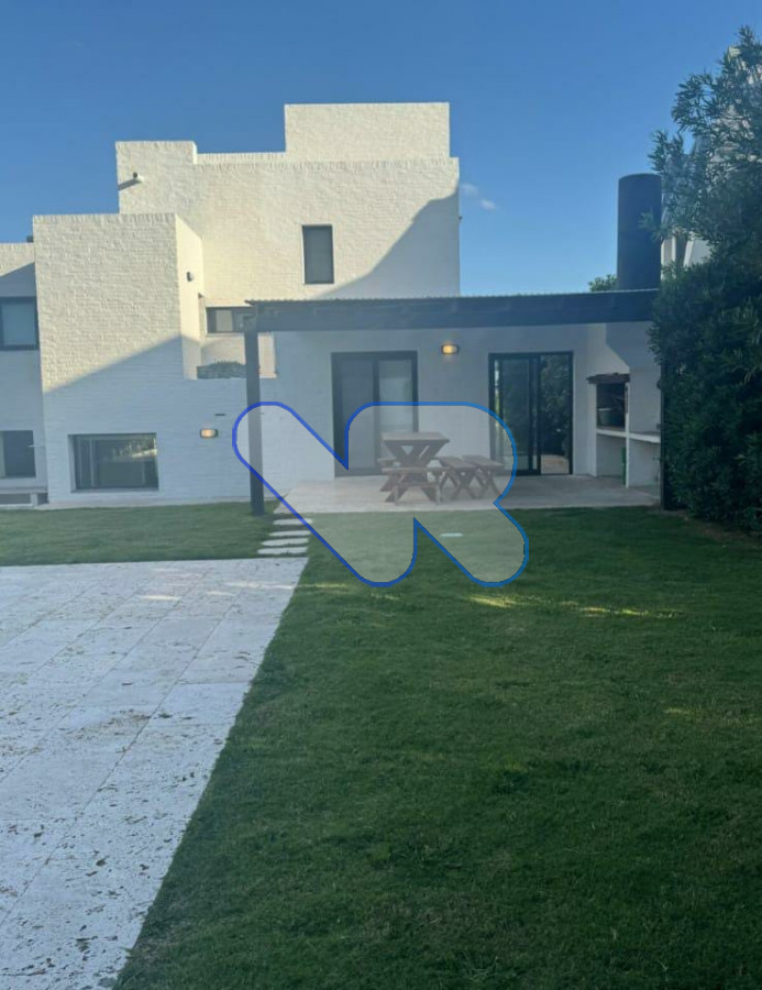 Casa ID.223 - Venta Casa 5D La Barra frente al mar con Piscina Climatizada 