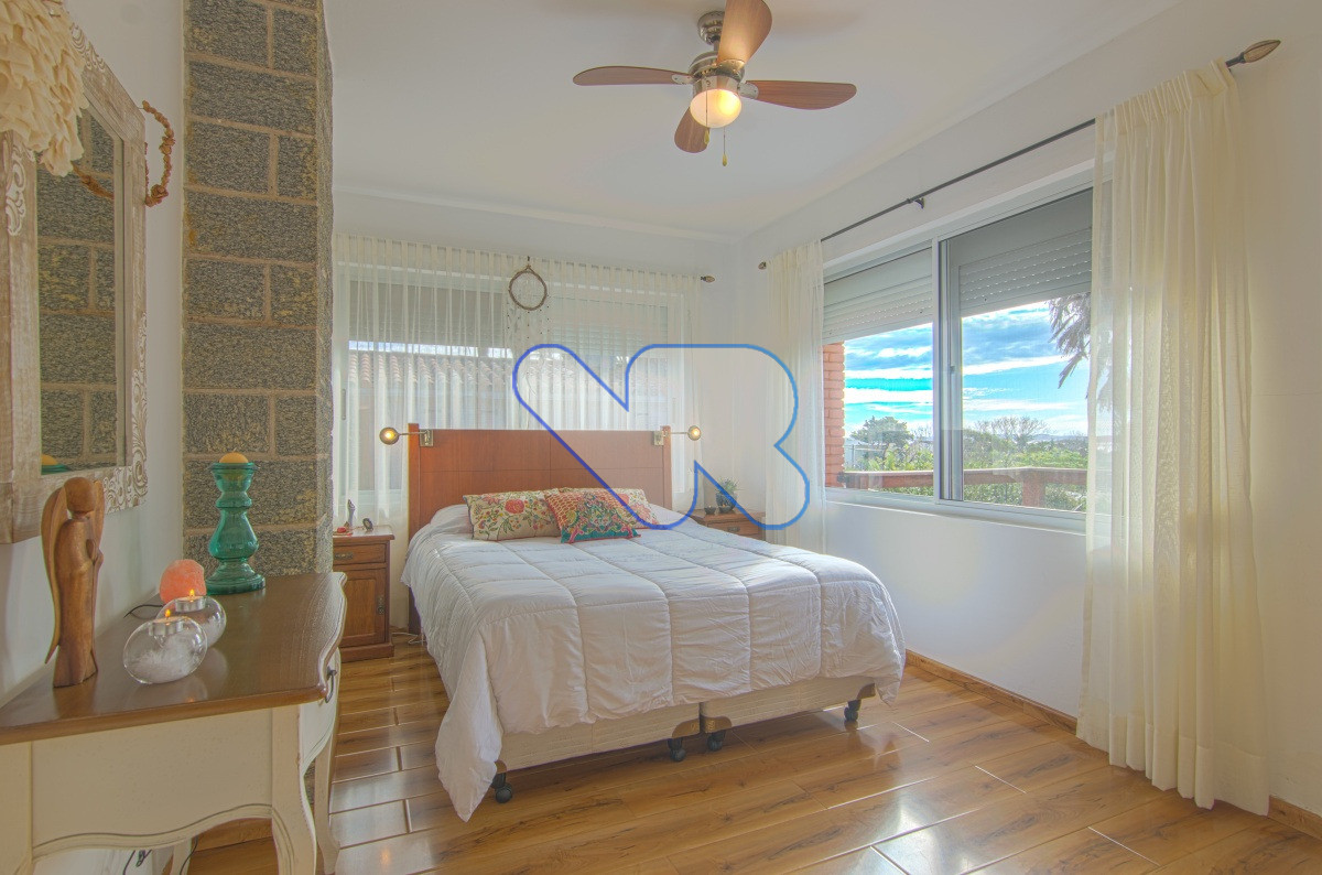Casa ID.221 - Venta y Alquiler Anual Casa 6D y dep de serv con Piscina climatizada y Barbacoa Península  