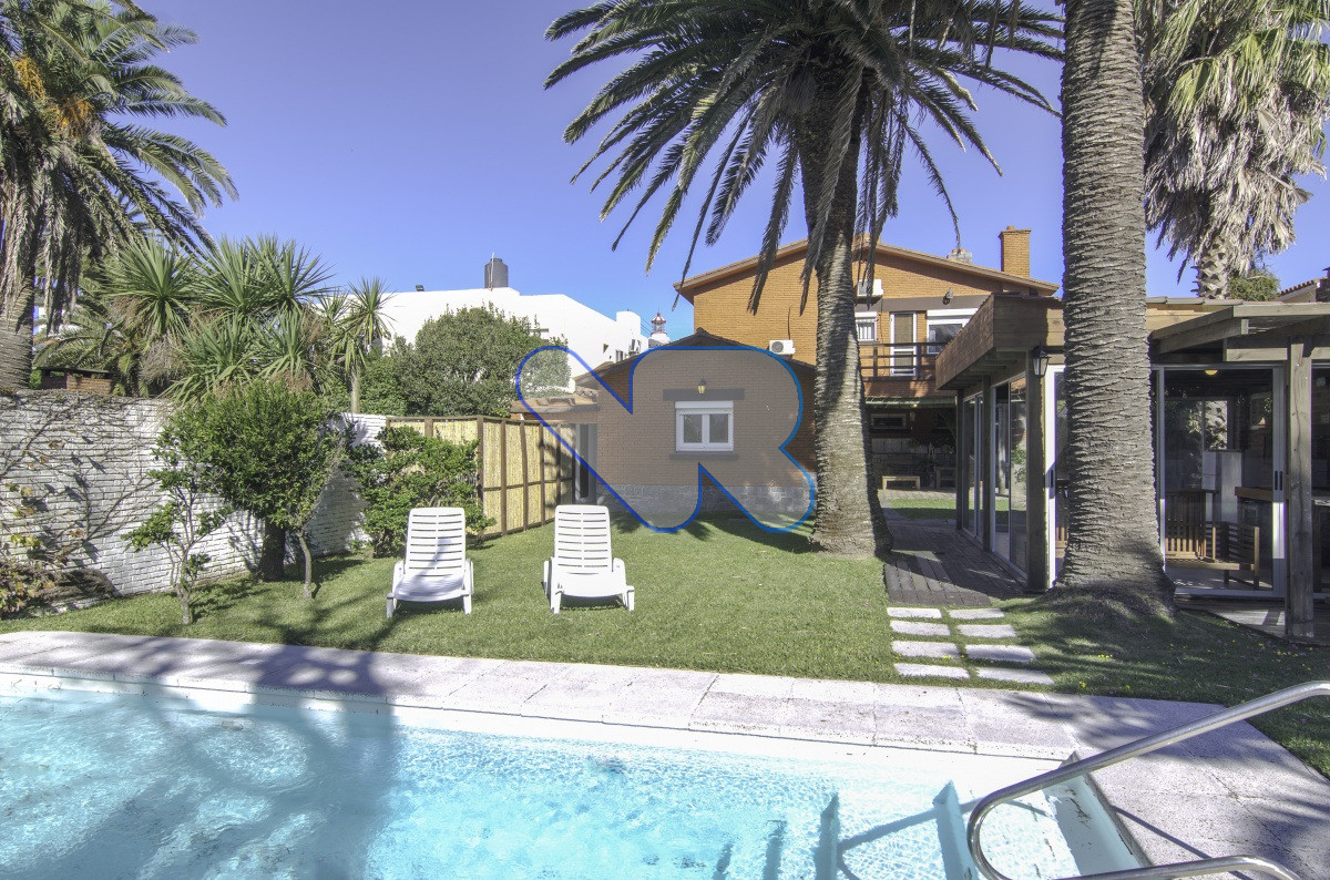 Casa ID.221 - Venta y Alquiler Anual Casa 6D y dep de serv con Piscina climatizada y Barbacoa Península  