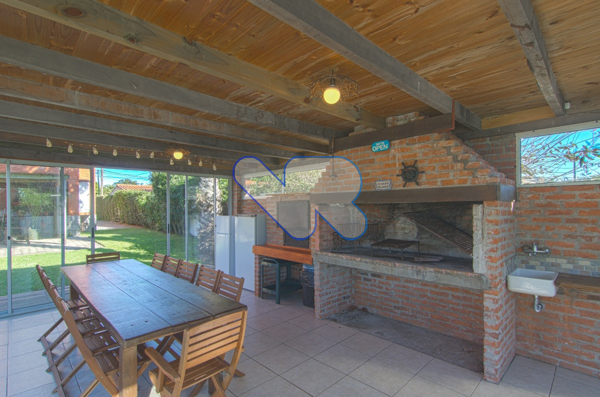 Casa ID.221 - Venta y Alquiler Anual Casa 6D y dep de serv con Piscina climatizada y Barbacoa Península  