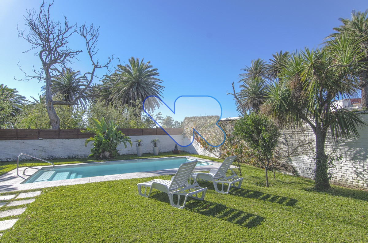 Casa ID.221 - Venta y Alquiler Anual Casa 6D y dep de serv con Piscina climatizada y Barbacoa Península  