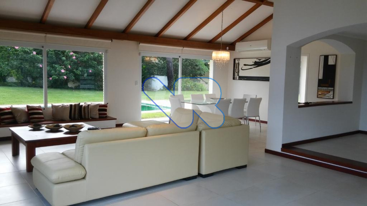 Casa ID.55 - Vendo-Alquilo temporal y anual espectacular residencia  4 dorm , totalmente reciclada,  piscina climatizada, pàrrillero, alto nivel 