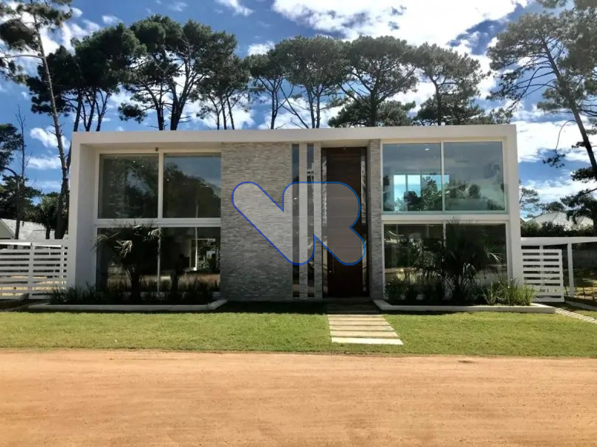 Casa ID.106 - Venta y alquiler anual divina casa Mansa Punta 4 dorm mas del. de servicio