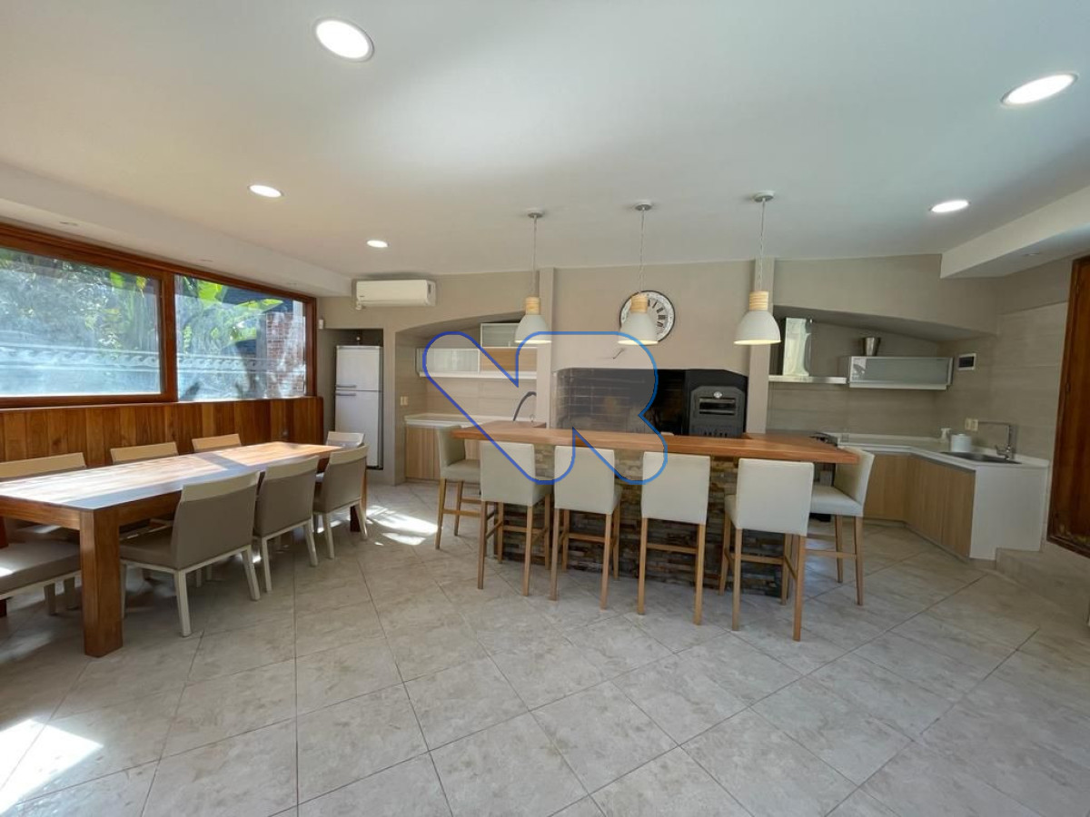 Casa ID.236 - Venta y Alquiler de Temporada Casa 5D Lugano con Piscina climatizada 