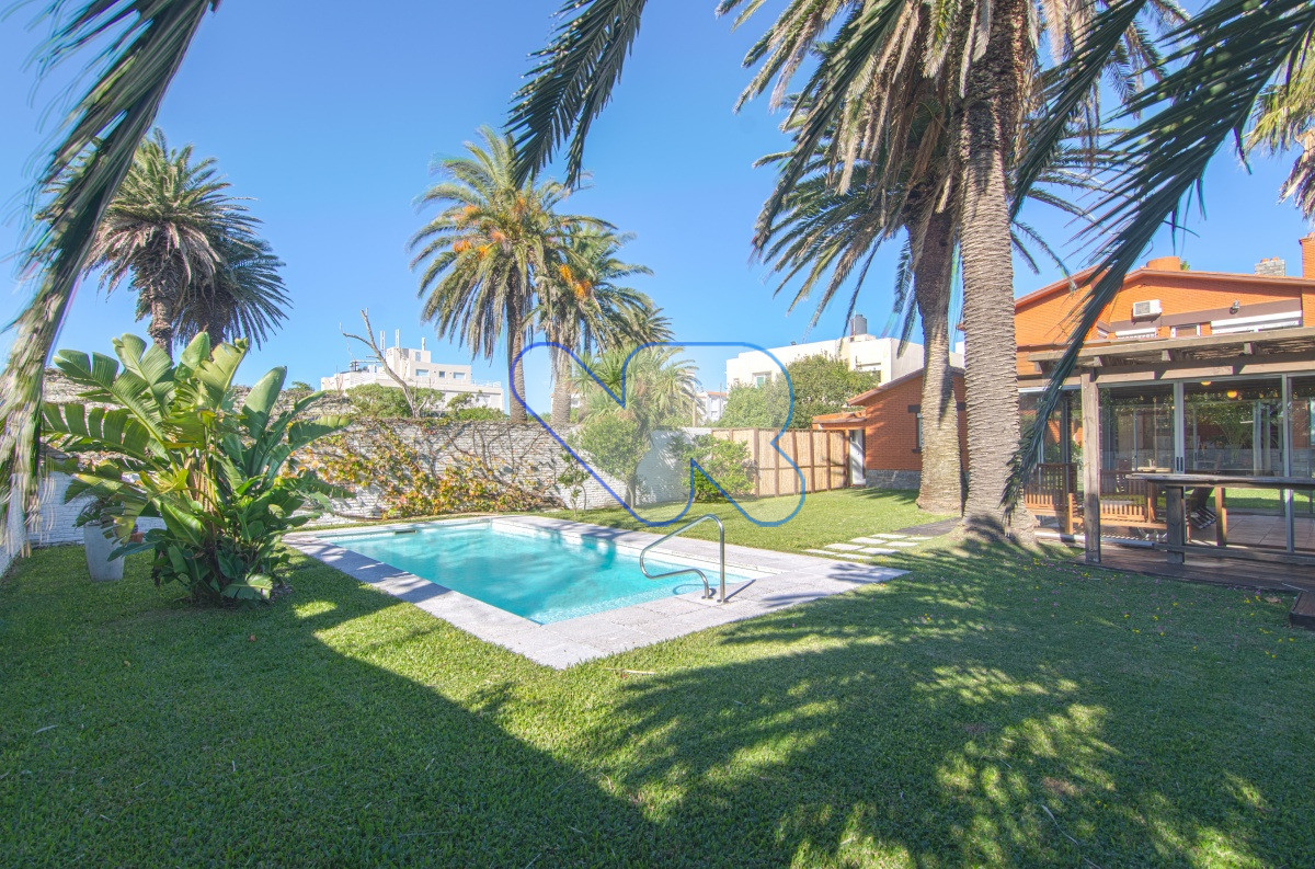 Casa ID.221 - Venta y Alquiler Anual Casa 6D y dep de serv con Piscina climatizada y Barbacoa Península  