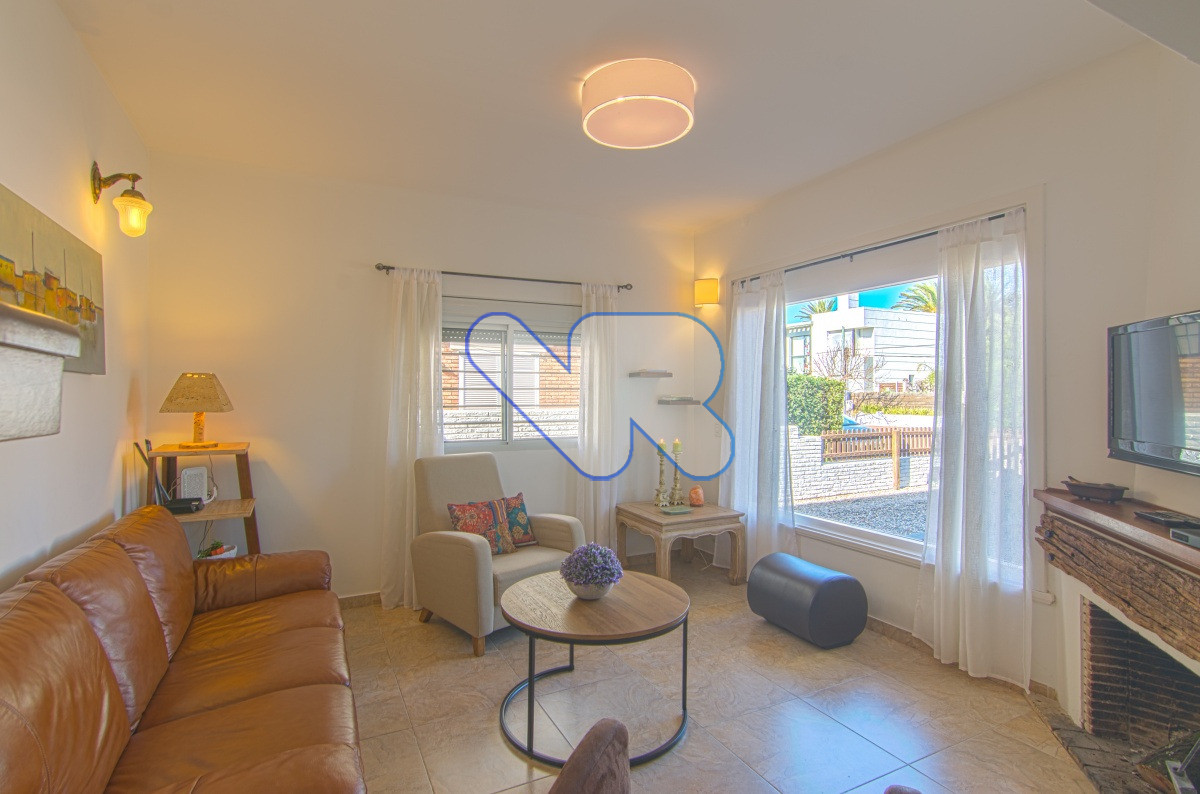 Casa ID.221 - Venta y Alquiler Anual Casa 6D y dep de serv con Piscina climatizada y Barbacoa Península  