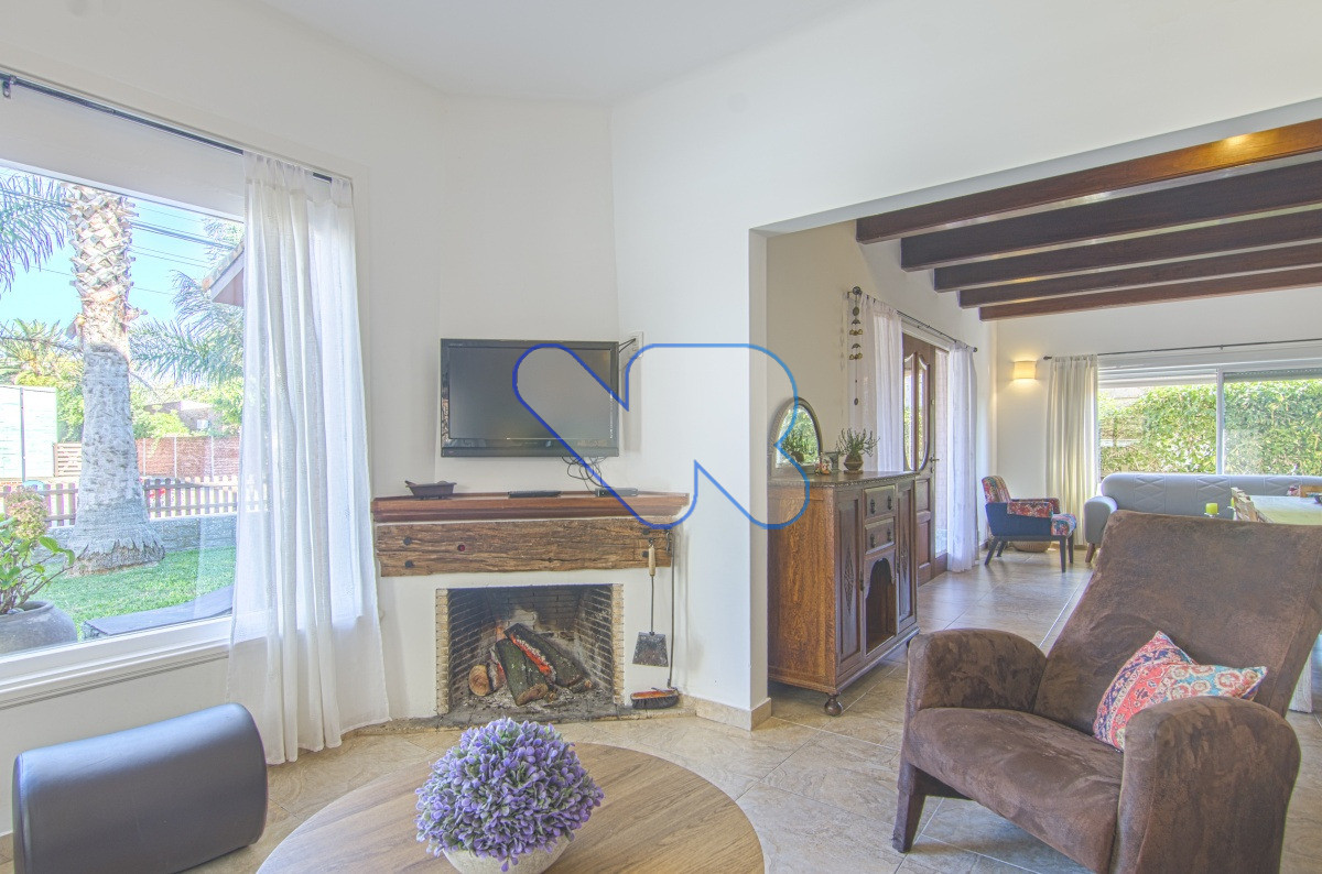 Casa ID.221 - Venta y Alquiler Anual Casa 6D y dep de serv con Piscina climatizada y Barbacoa Península  