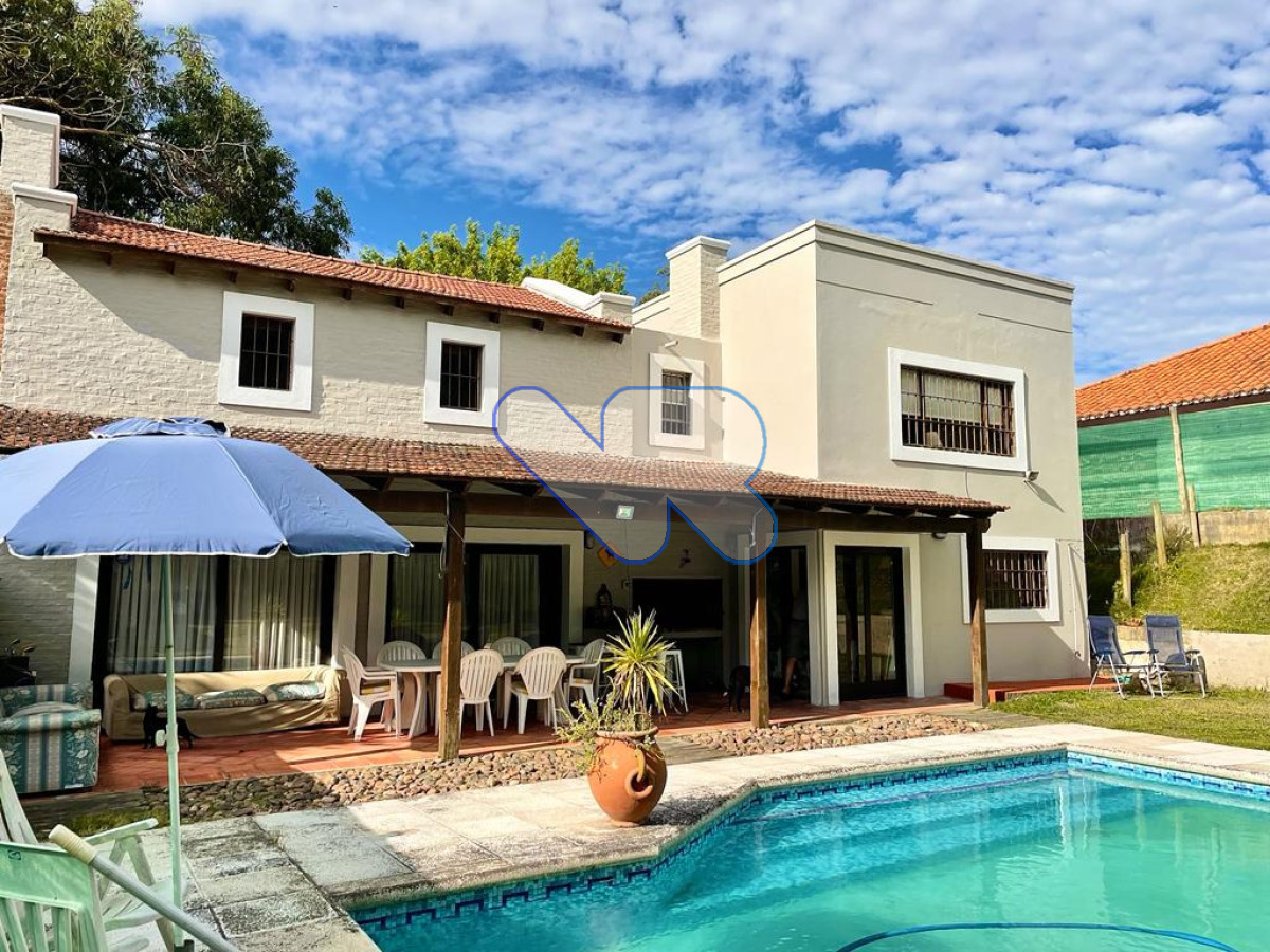 Casa ID.245 - Venta y Alquiler Anual Casa 4D Lugano con Piscina 