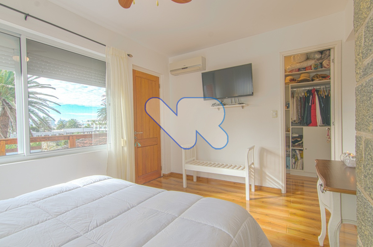 Casa ID.221 - Venta y Alquiler Anual Casa 6D y dep de serv con Piscina climatizada y Barbacoa Península  