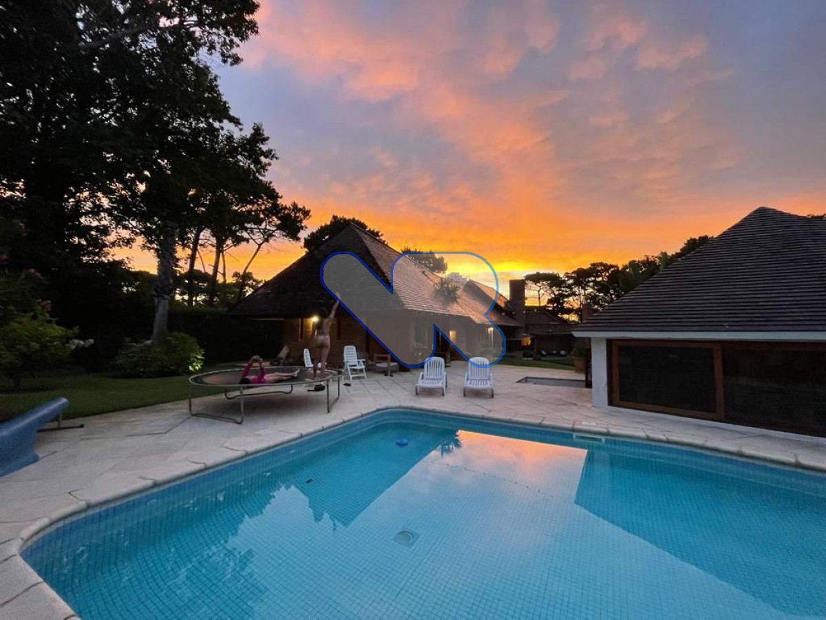 Casa ID.236 - Venta y Alquiler de Temporada Casa 5D Lugano con Piscina climatizada 