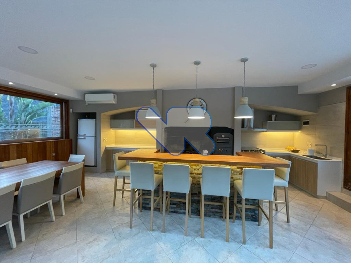 Casa ID.236 - Venta y Alquiler de Temporada Casa 5D Lugano con Piscina climatizada 