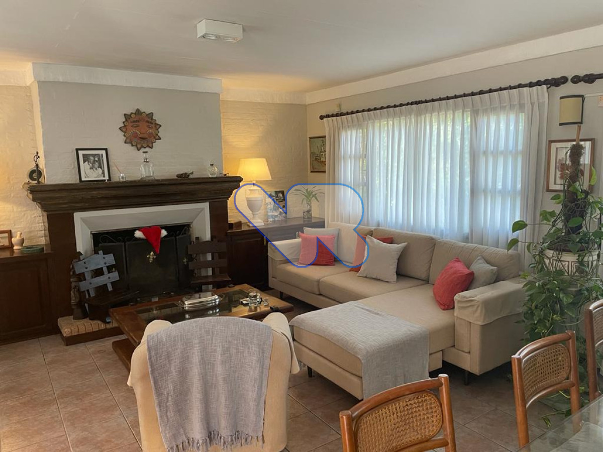 Casa ID.245 - Venta y Alquiler Anual Casa 4D Lugano con Piscina 