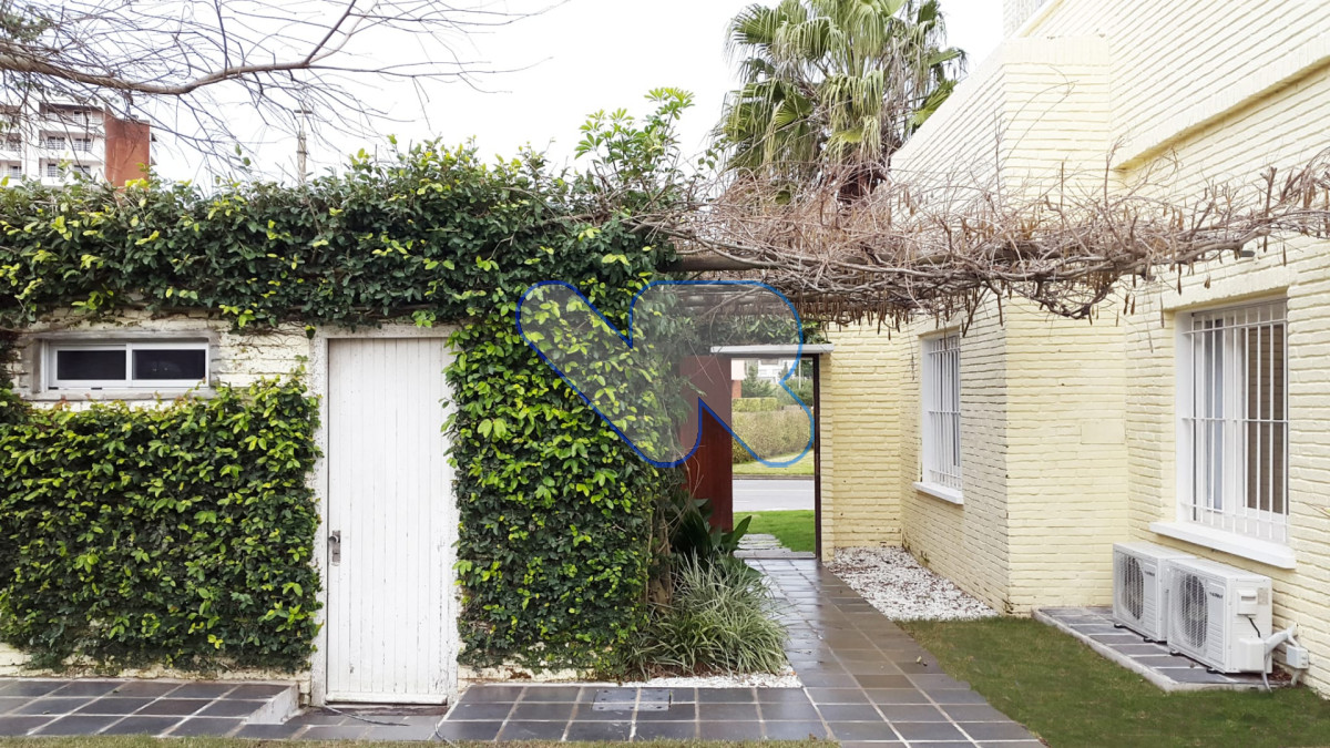Casa ID.219 - Venta y Alquiler Anual Casa 4D y dep de serv con Piscina Mansa  
