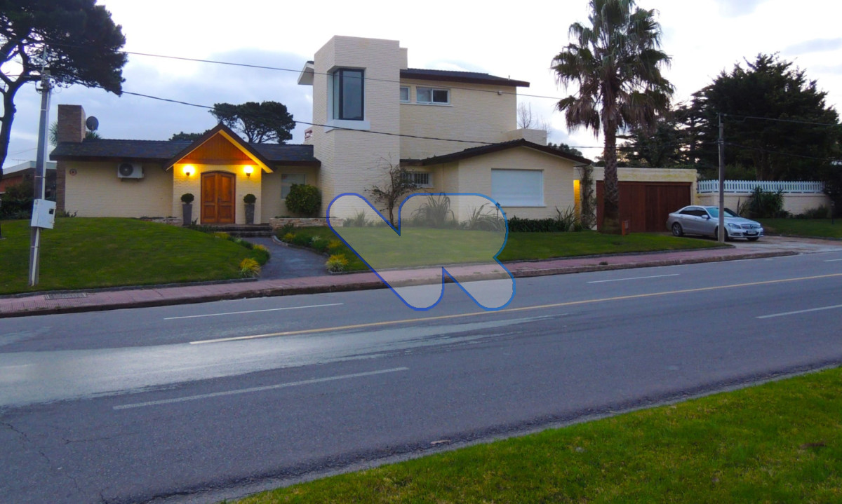 Casa ID.219 - Venta y Alquiler Anual Casa 4D y dep de serv con Piscina Mansa  