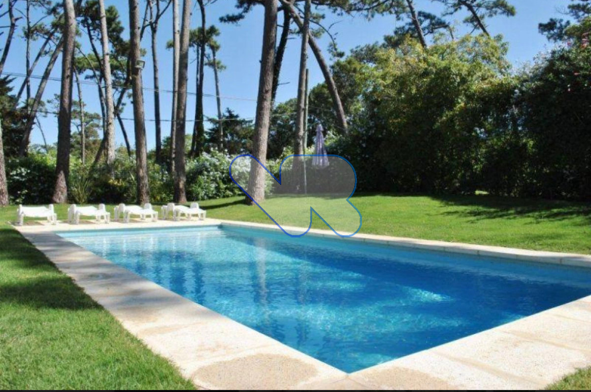 Casa ID.55 - Vendo-Alquilo  anual espectacular residencia  4 dorm , totalmente reciclada,  piscina climatizada, pàrrillero, alto nivel 