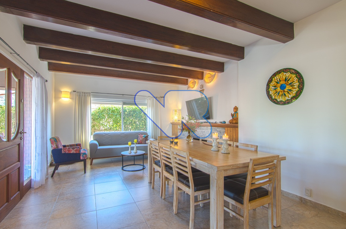 Casa ID.221 - Venta y Alquiler Anual Casa 6D y dep de serv con Piscina climatizada y Barbacoa Península  