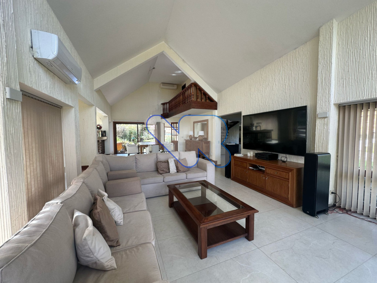 Casa ID.236 - Venta y Alquiler de Temporada Casa 5D Lugano con Piscina climatizada 