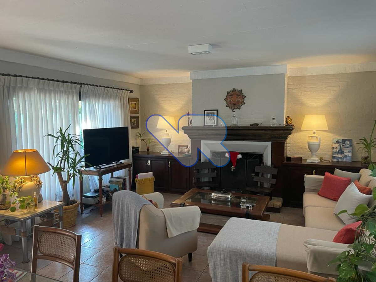Casa ID.245 - Venta y Alquiler Anual Casa 4D Lugano con Piscina 