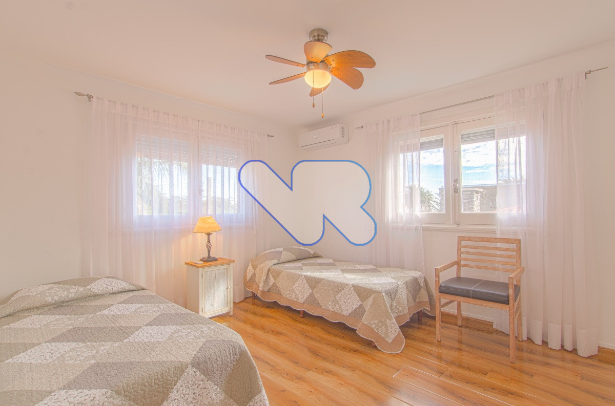 Casa ID.221 - Venta y Alquiler Anual Casa 6D y dep de serv con Piscina climatizada y Barbacoa Península  