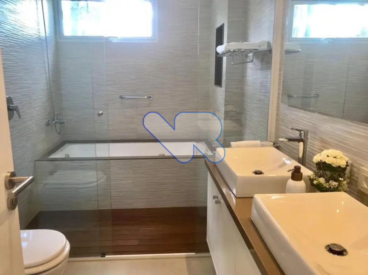 Casa ID.106 - Venta y alquiler anual divina casa Mansa Punta 4 dorm mas del. de servicio