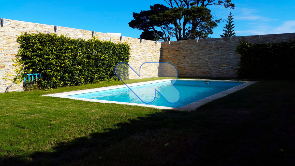 Casa ID.219 - Venta y Alquiler Anual Casa 4D y dep de serv con Piscina Mansa  